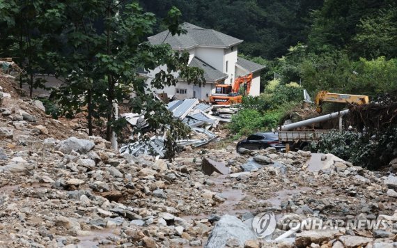 산사태 복구작업 하는 중장비 산사태 복구작업 하는 중장비 (여주연합뉴스) 홍기원 기자 = 지난 집중호우 때 산사태가 발생했던 경기도 여주시 산북면 명품리 마을에서 14일 오후 중장비를 이용한 복구작업이 진행되고 있다. 2022.8.14 xanadu@yna.co.kr (끝)