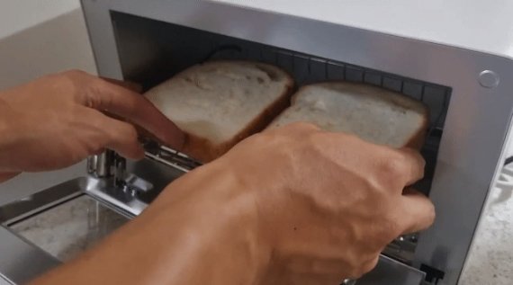 12일 취재진이 쿠쿠 스팀 토스터기를 조작하는 모습. ⓒ 뉴스1