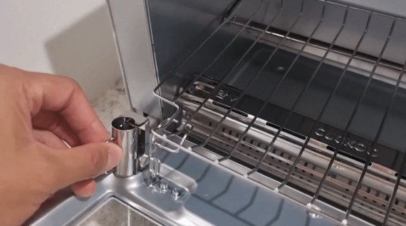 취재진이 쿠쿠 스팀 토스터기에 스테인리스 컵을 장착하는 모습. ⓒ 뉴스1