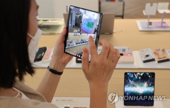 삼성 갤럭시 Z플립4·Z폴드4 삼성 갤럭시 Z플립4·Z폴드4 공개 (서울=연합뉴스) 류효림 기자 = 11일 서울 강남구 삼성디지털플라자 강남본점에서 방문객들이 스마트폰 갤럭시Z플립4와 갤럭시Z폴드4 제품을 살펴보고 있다. 삼성전자는 지난 10일 스마트폰 갤럭시Z플립4와 갤럭시Z폴드4를 공개했다. 2022.8.11 ryousanta@yna.co.kr (끝)