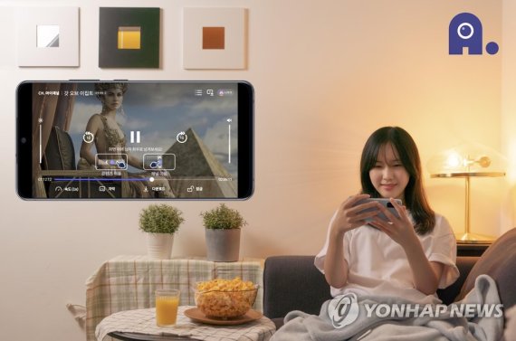 SKT 인공지능 음성비서 에이닷 SKT, 에이닷 신규 서비스 공개 (서울=연합뉴스) SK텔레콤이 인공지능(AI) 서비스 'A. (에이닷)'에 'A. tv', 'A. 게임' 등 신규 서비스를 업데이트한 안드로이드 버전을 27일 공개했다. 사진은 에이닷을 이용하는 SKT 모델. 2022.7.27 [SKT 제공. 재판매 및 DB 금지] photo@yna.co.kr (끝)