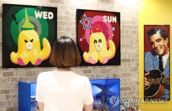 일상비일상의틈에 전시된 레고 그림 액자 레고로 만든 그림 액자 (서울=연합뉴스) 이재희 기자 = 20일 서울 강남구 일상비일상의틈에서 열린 '레고 90주년 플레이그라운드' 팝업 전시관에서 관계자가 레고로 만든 그림 액자를 살펴보고 있다. 다음달 14일까지 열리는 이 전시회에서 레고 본사 박물관에 있는 희귀 레고 15점 등 레고로 만든 작품을 감상할 수 있다. 입장료는 무료. 2022.7.20 scape@yna.co.kr (끝)