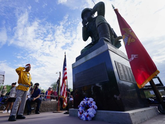 [피닉스( 미 애리조나주)= AP/뉴시스]피닉스시 광장의 나바호 통신병 동상 앞에서 인사하는 유일한 당시 통신병 생존자 토머스 비게이(98).
