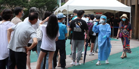 광복절인 15일 오전 서울 송파구보건소 코로나19 선별진료소를 찾은 시민들이 검사를 받기 위해 대기하고 있다. 뉴시스 제공.