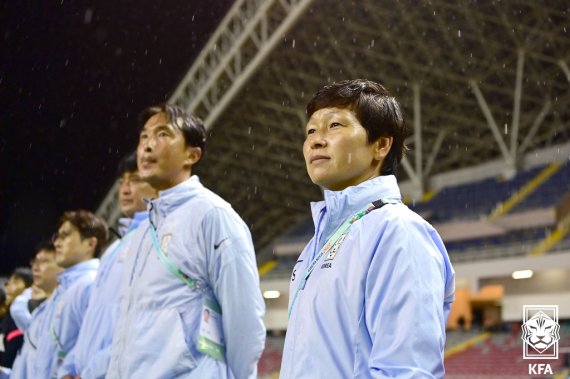 [서울=뉴시스] 12일(현지시간) 코스타리카 산호세 국립경기장에서 열린 2022 FIFA U-20 여자월드컵 조별리그 1차전 한국과 캐나다 경기에서 한국 여자축구대표팀 황인선 감독이 경기를 지켜보고 있다. (사진=대한축구협회 제공) 2022.08.12. photo@newsis.com *재판매 및 DB 금지