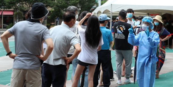 지난 15일 오전 서울 송파구보건소 코로나19 선별진료소를 찾은 시민들이 검사를 받기 위해 대기하고 있다. 뉴시스 제공.
