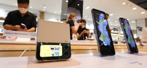 지난 11일 서울 서초구 삼성 딜라이트샵에서 시민들이 삼성전자의 새로운 폴더블폰인 갤럭시Z플립4를 살펴보고 있다. /뉴스1