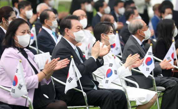 윤석열 대통령과 부인 김건희 여사가 15일 서울 용산 대통령실 잔디마당에서 열린 제77주년 광복절 경축식에서 개식 선언에 박수를 보내고 있다. /뉴시스