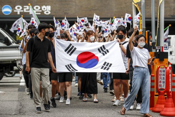 [서울=뉴시스] 정병혁 기자 = 제77주년 광복절인 15일 오전 서울 종로구 종로구청 앞에서 시민들이 태극기를 들고 보신각으로 행진하고 있다. 2022.08.15. jhope@newsis.com