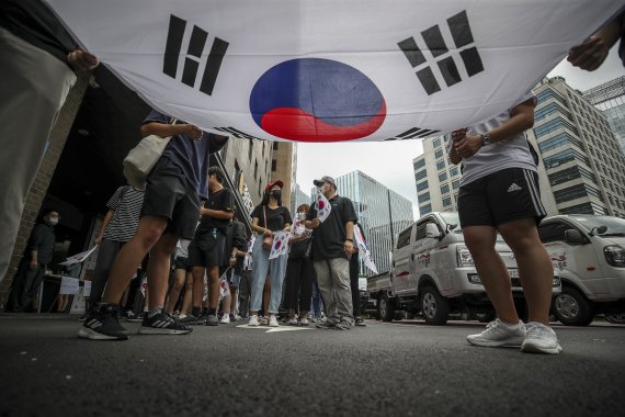 [서울=뉴시스] 정병혁 기자 = 제77주년 광복절인 15일 오전 서울 종로구 종로구청 앞에서 시민들이 태극기 물결 대행진을 준비하고 있다. 2022.08.15. jhope@newsis.com