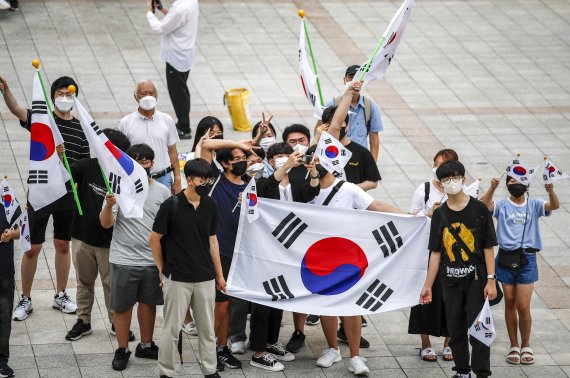 [서울=뉴시스] 정병혁 기자 = 제77주년 광복절인 15일 오전 서울 종로구 보신각 앞에서 태극기를 든 시민들이 만세를 외치고 있다. 2022.08.15. jhope@newsis.com