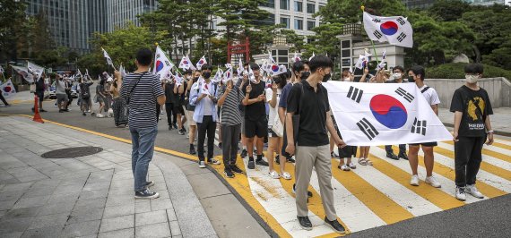 [서울=뉴시스] 정병혁 기자 = 제77주년 광복절인 15일 오전 서울 종로구 종로구청 앞에서 시민들이 태극기를 들고 보신각으로 행진하고 있다. 2022.08.15. jhope@newsis.com
