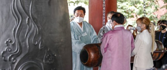 [서울=뉴시스] 정병혁 기자 = 광복절인 15일 오후 서울 종로구 보신각에서 열린 제77주년 광복절 기념 타종 행사에서 오세훈 서울시장, 김현기 서울시의장, 독립유공자 가족, 소프라노 조수미 등 참석자들이 타종을 하고 있다. 2022.08.15. jhope@newsis.com