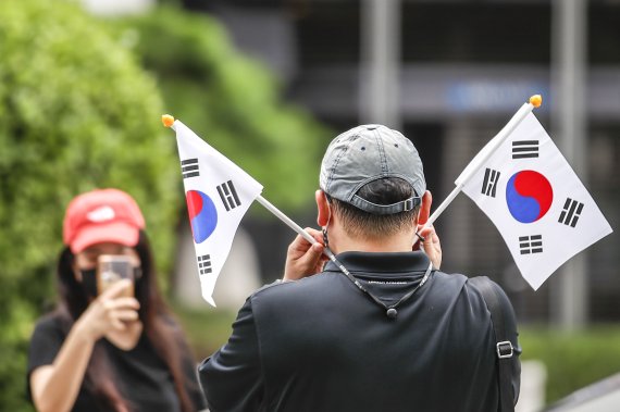 [서울=뉴시스] 정병혁 기자 = 제77주년 광복절인 15일 오전 서울 종로구 종로구청 앞에서 시민들이 태극기 물결 대행진을 준비하고 있다. 2022.08.15. jhope@newsis.com