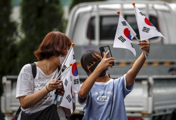 [서울=뉴시스] 정병혁 기자 = 제77주년 광복절인 15일 오전 서울 종로구 종로구청 앞에서 시민들이 태극기 물결 대행진을 준비하고 있다. 2022.08.15. jhope@newsis.com