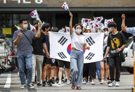 [서울=뉴시스] 정병혁 기자 = 제77주년 광복절인 15일 오전 서울 종로구 종로구청 앞에서 시민들이 태극기를 들고 보신각으로 행진하고 있다. 2022.08.15. jhope@newsis.com
