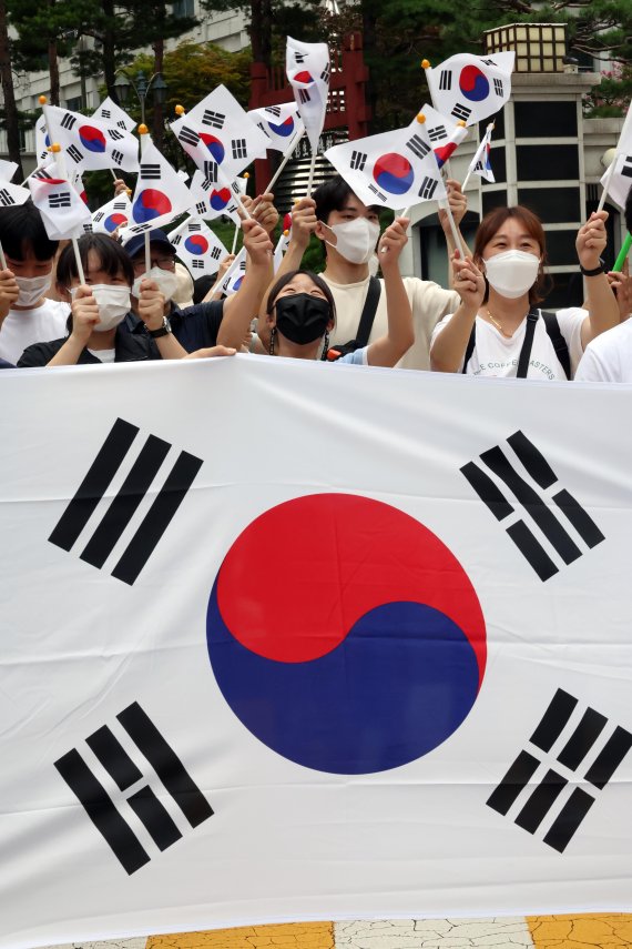 광복절인 15일 서울 종로구청 앞에서 태극기를 든 시민과 학생들이 보신각 방면으로 행진하고 있다. 사진=박범준 기자