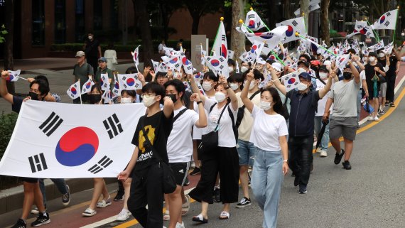 광복절인 15일 서울 종로 거리에서 태극기를 든 시민과 학생들이 보신각 방면으로 행진하고 있다. 사진=박범준 기자