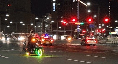 제77주년 광복절인 15일 새벽 대구 도심에 나타난 폭주족들. (온라인 커뮤니티 갈무리) ⓒ 뉴스1