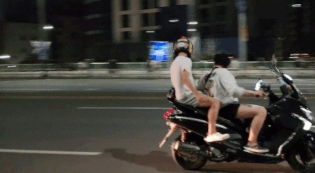 제77주년 광복절인 15일 새벽 대구 도심에 나타난 폭주족들. (온라인 커뮤니티 갈무리) ⓒ 뉴스1