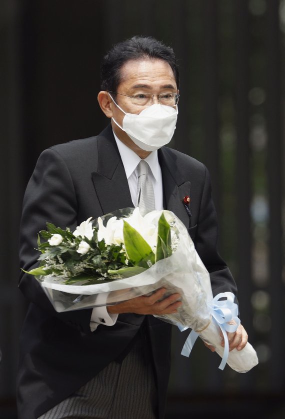 기시다 후미오 일본 총리가 패전 77주년을 맞아 15일 도쿄 지도리가후치(千鳥ケ淵)에 있는 전몰자묘원에서 헌화하고 있다. 연합뉴스