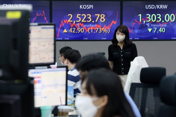 11일 오후 서울 중구 하나은행 명동점 딜링룸에서 직원들이 업무를 보고 있다. 이날 코스피 지수는 전날 대비 42.90포인트(1.73%) 상승한 2523.78, 코스닥은 11.88포인트(1.45%) 상승한 832.15로 마감했다. 달러·원 환율은 전날보다 7.4원 내린 1303.0원으로 거래를 마쳤다. 2022.8.11/뉴스1 ⓒ News1 조태형 기자