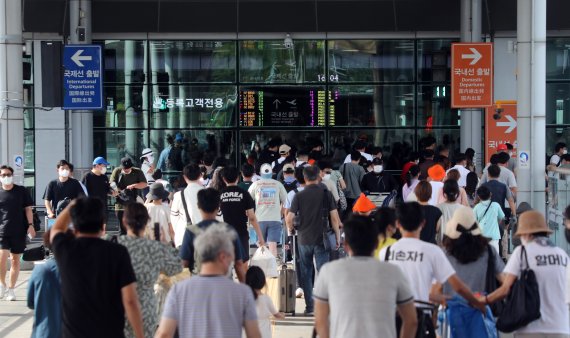 광복절 연휴 마지막날인 15일 여행을 마친 관광객들이 제주국제공항 출발장으로 향하고 있다.2022.8.15/뉴스1 ⓒ News1 고동명 기자