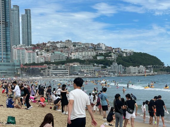 광복절 연휴 마지막날인 15일 오후 부산 해운대해수욕장이 피서객들로 붐비고 있다. 2022.8.15/ ⓒ News1 이유진 기자