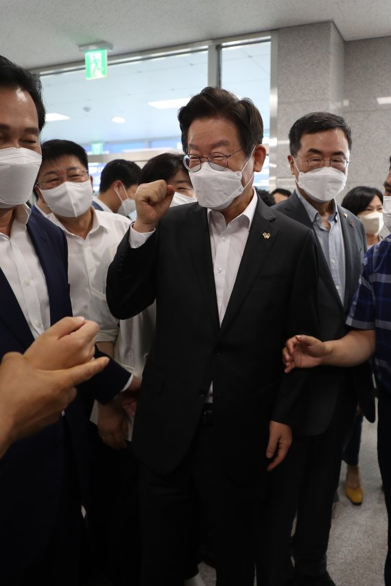 강훈식, 단일화 없이 사퇴… 힘실리는 ‘이재명 대세론’