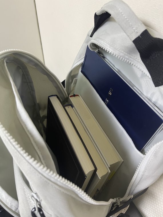 모닝글로리 캠퍼스메이트 백팩에 전공책과 노트북이 수납된 모습 ⓒ 뉴스1 신윤하 기자