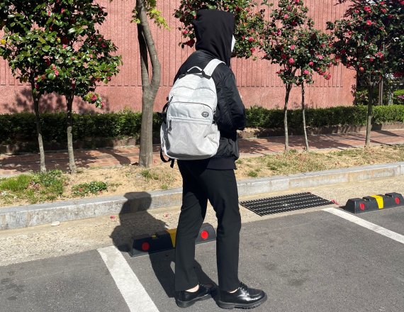 나준호씨(가명)가 모닝글로리 캠퍼스메이트 백팩을 메고 이동하고 있다. ⓒ 뉴스1 신윤하 기자