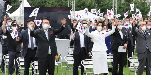 尹대통령 "北 비핵화하면 식량·인프라 지원" [尹대통령 광복절 메시지]