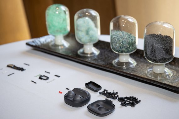 재활용 소재가 적용된 무선 이어폰 '갤럭시버즈2 프로'(삼성전자 제공)