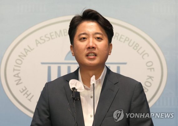 국민의힘 이준석 대표가 지난 13일 오후 국회 소통관에서 기자회견을 열고 당 비상대책위원회 체제 전환에 대한 가처분 신청 등과 관련해 직접 입장을 밝히고 있다. 사진=연합뉴스