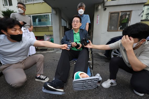 박지원 전 국가정보원장이 지난 16일 오전 검찰의 압수수색을 마치고 여의도 자택을 나서고 있다. 검찰은 '서해 공무원 피격 사건' 기록 삭제·조작 의혹 등을 수사 중이다. /연합뉴스