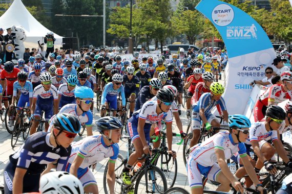 지난 2017년 9월 3일 오전 경기 고양시 일산문화광장에서 열린 '뚜르 드 디엠지(Tour de DMZ) 2017 국제자전거대회'에 참가한 선수들이 힘찬 출발을 하고 있다. 2017.9.3/뉴스1 ⓒ News1 황기선 기자