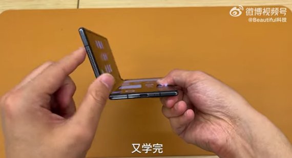 샤오미의 차세대 폴더블폰 '믹스 폴드 2'에 프리 스탑 기능이 적용되지 않은 것으로 알려졌다. 기기를 접었다 펼 경우 90도까지는 고정력이 유지되나 그 이상부터는 힘 없이 펴져버리는 것으로 나타났다. (사진=유튜브 '폴드 유니버스' 캡처) *재판매 및 DB 금지