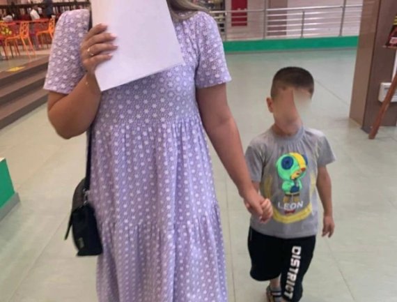러시아의 한 쇼핑센터에 아들을 판매하기 위해 나타난 여성. (더선 갈무리) ⓒ 뉴스1