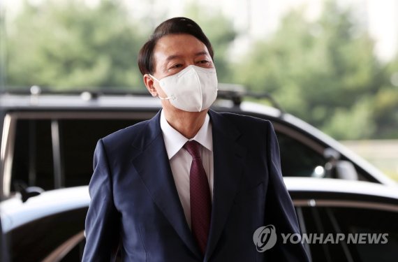 취임 100일 앞둔 윤석열 대통령 (서울=연합뉴스) 안정원 기자 = 윤석열 대통령이 취임 100일 하루 앞둔 16일 오전 서울 용산 대통령실 청사로 출근하고 있다. 2022.8.16 [대통령실통신사진기자단] jeong@yna.co.kr (끝)