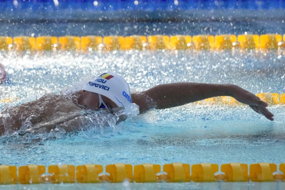 [로마=AP/뉴시스] 유럽수영선수권대회 남자 자유형 200m 결승에서 역영하는 다비드 포포비치. 2022.08.15