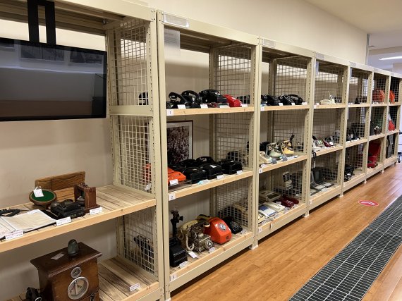 [서울=뉴시스] KT 원주 통신사료관에는 시대별 전화기가 전시돼 있다.