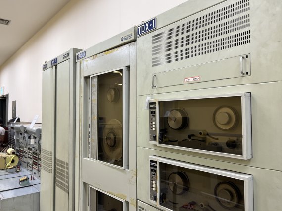 [서울=뉴시스] 우리나라는 1984년 전자교환기 TDX-1를 처음으로 자체 개발하고 1986년 상용 개통했다. TDX 교환기 개발은 외국에 의존하던 교환설비를 자체 생산하면서 당시 만성적인 전화 적체를 해소하고 전국 전화보급에 큰 역할을 했다. 사진은 KT 원주 통신사료관에 전시돼 있는 TDX.