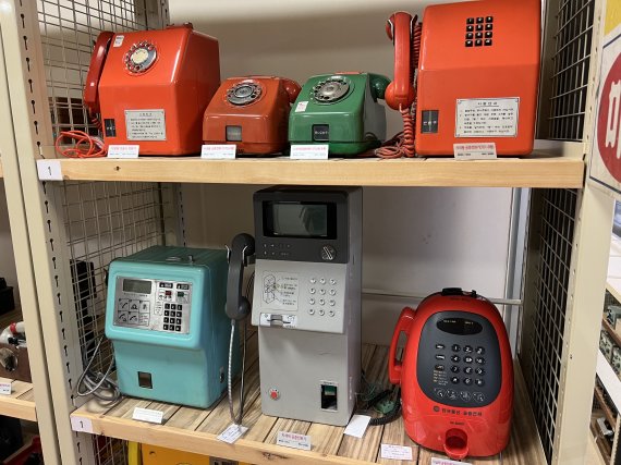 [서울=뉴시스] 우리나라의 무인 공중전화기는 1962년 광복 이후 처음 설치됐다. 시내외 겸용 공중전화기는 1977년에 가서야 서비스됐다. KT 원주 통신사료관에 전시돼 있는 공중전화기들.