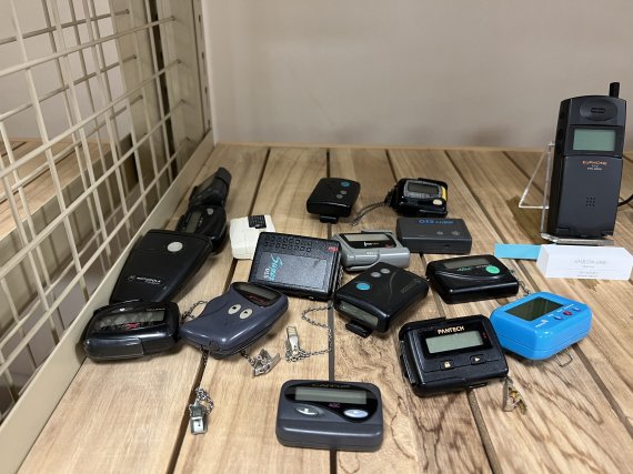 [서울=뉴시스] 1982년부터 무선통신용으로 사용했떤 삐삐. 초기엔 235명에 불과했으나 10년만에 6178배인 145만여명으로 급증했다.