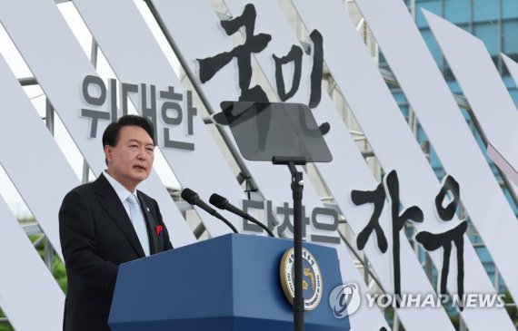 경축사 하는 윤석열 대통령 (서울=연합뉴스) 안정원 기자 = 윤석열 대통령이 15일 서울 용산 대통령실 청사 잔디마당에서 열린 제77주년 광복절 경축식에서 경축사를 하고 있다. 2022.8.15 jeong@yna.co.kr (끝)