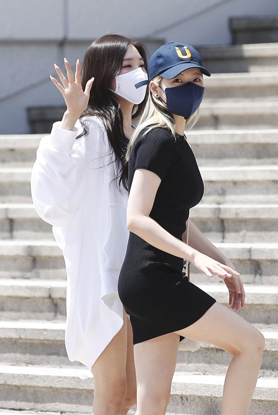소녀시대 티파니 영과 써니(오른쪽)가 16일 오후 서울 영등포구 여의도동 KBS 본관으로 KBS Cool FM '이기광의 가요광장' 출연을 위해 이동하고 있다. 2022.8.16/뉴스1 ⓒ News1 권현진 기자