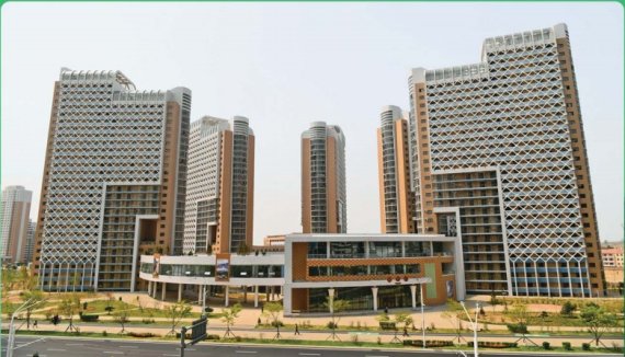 송화거리. 지나는 사람이 많지 않다. ('인민의 희한한 보금자리' 캡처) ⓒ 뉴스1