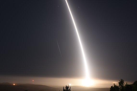 미국 공군은 지난해 8월 핵심 전력 중 하나인 대륙간탄도미사일(IVBM) ‘미니트맨 3’의 시험 발사를 마쳤다. 사진은 2017년 '미니트맨 3' 시험발사 장면. '미니트맨 3'은 캘리포니아 반덴버그 기지에서 발사돼 6800Km 떨어진 태평양상 콰절린 환초의 목표를 정확히 명중했다. 뉴스1