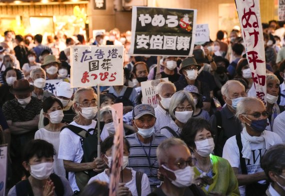 지난 16일 일본 도쿄에서 일본 정부의 아베 신조 전 총리의 국장 실시 계획에 반대하는 집회가 열렸다. EPA연합뉴스