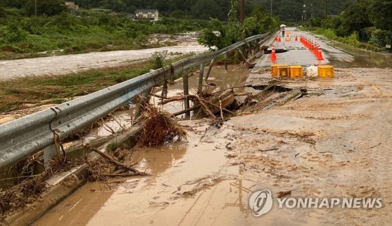 강릉 폭우…하천 범람의 흔적 강릉 폭우…하천 범람의 흔적 (강릉=연합뉴스) 17일 오전 강원 강릉시 주문진읍 장덕리를 흐르는 하천이 폭우로 한때 범람해 재난 당국이 장덕2교를 통제하고 있다. 2022.8.17 [강릉시 제공. 재판매 및 DB 금지] yangdoo@yna.co.kr (끝)